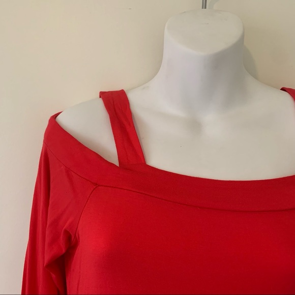 New with tags Cupio red off the shoulder top size small - Picture 3 of 5